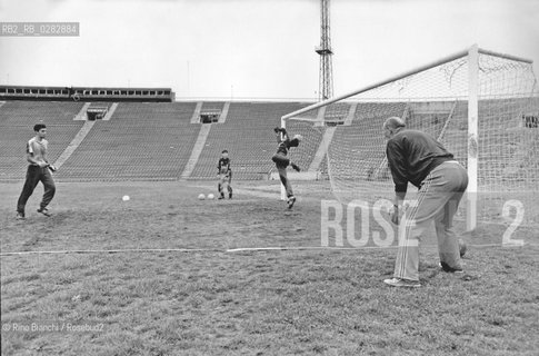 Sarajevo settembre 1994..Uun preparatore di calcio allena i portieri in vista del Primo Campionato di Calcio Bosniaco..Foto: Rino Bianchi ©Rino Bianchi/Rosebud2
