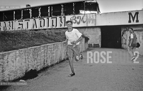 Sarajevo settembre 1994..Un giovane pratica il footing nei pressi dello stadio di calcio..Foto: Rino Bianchi ©Rino Bianchi/Rosebud2
