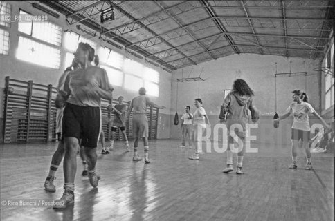 Sarajevo settembre 1994..Sarajevo, allenamento allinterno di una palestra scolastica  delle cestiste dell Stella Rossa Basket..Foto: Rino Bianchi ©Rino Bianchi/Rosebud2
