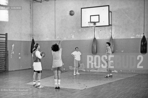 Sarajevo settembre 1994..Allenamenti allinterno di una palestra scolastica delle ragazze della Stella Rossa Sarajevo in vista della Coppa Ronchetti..Foto: Rino Bianchi ©Rino Bianchi/Rosebud2