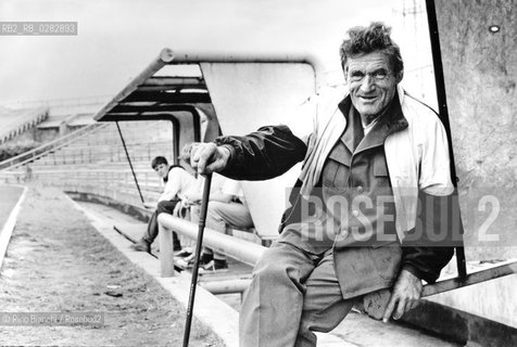 Sarajevo settembre 1994..Un anziano assiste agli allenamenti preparatori del primo campionato di calcio Bosniaco..Foto: Rino Bianchi ©Rino Bianchi/Rosebud2