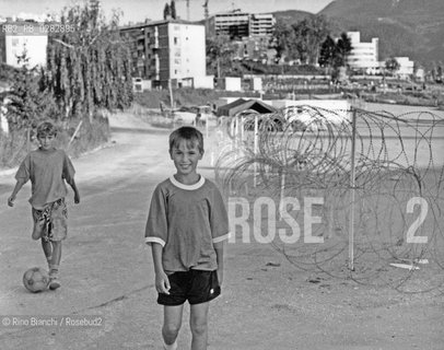 Sarajevo settembre 1994..Bambini giocano a calcio tra il filo spinato..Foto: Rino Bianchi ©Rino Bianchi/Rosebud2