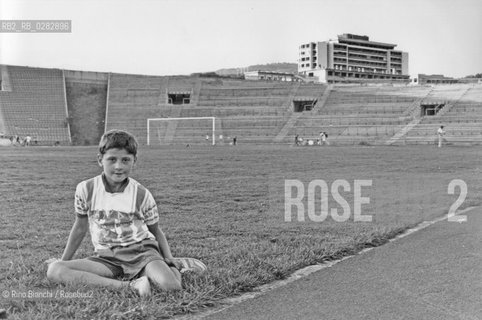 Sarajevo settembre 1994..Un giovanissimo atleta si riposa ai bordi della pista di atletica dello stadio di Sarajevo..Foto: Rino Bianchi ©Rino Bianchi/Rosebud2