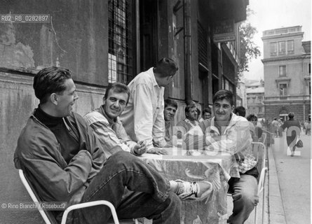 Sarajevo settembre 1994..Gente al caffè nella città vecchia..Foto: Rino Bianchi ©Rino Bianchi/Rosebud2