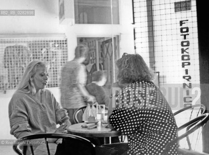 Sarajevo settembre 1994..Donne allinterno del caffè Ramona durante la guerra..Foto: Rino Bianchi ©Rino Bianchi/Rosebud2