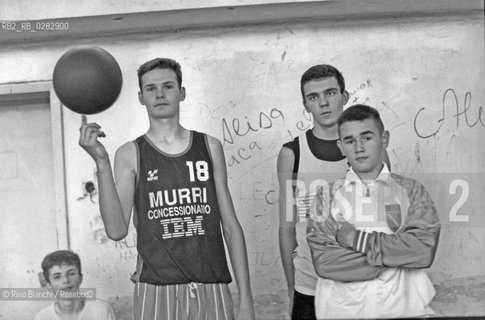 Sarajevo settembre 1994..Giovani giocano a basket in una palestra a Sarajevo durante la guerra..Foto: Rino Bianchi ©Rino Bianchi/Rosebud2