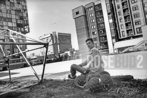 Sarajevo settembre 1994..Un giovane cestista ai bordi di un campo di basket allaperto tra i palazzi bombardati..Foto: Rino Bianchi ©Rino Bianchi/Rosebud2