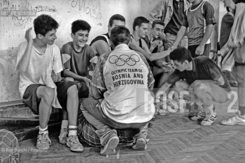 Sarajevo settembre 1994..Allenamenti di basket allinterno di una palestra a Sarajevo..Foto: Rino Bianchi ©Rino Bianchi/Rosebud2