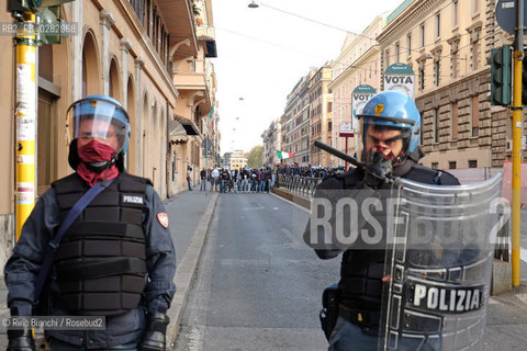 Rome October 19, 2013..Manifestation of anatgonisti movements. Tension in via Vittorio Emanuele III in front of the headquarters of the far-right organisation Casapound /Manifestazione dei movimenti anatgonisti. Tensione in via Vittorio Emanuele III davanti la sede dellorganizzazione di estrema destra Casapound..Photo: RINO BIANCHI ©Rino Bianchi/Rosebud2