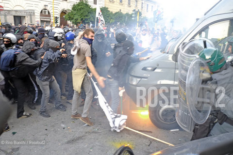 Rome October 19, 2013..Manifestation of Antagonistic Movements. Clashes in front of the Ministry of economy/Manifestazione dei Movimenti Antagonisti. Scontri davanti al Ministero dellEconomia..Photo: RINO BIANCHI ©Rino Bianchi/Rosebud2