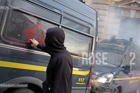 Rome October 19, 2013..Manifestation of Antagonistic Movements. Clashes in front of the Ministry of economy/Manifestazione dei Movimenti Antagonisti. Scontri davanti al Ministero dellEconomia..Photo: RINO BIANCHI ©Rino Bianchi/Rosebud2