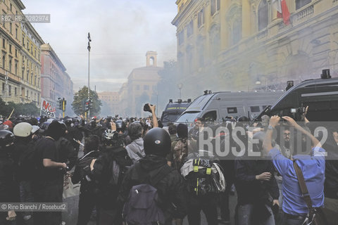 Rome October 19, 2013..Manifestation of Antagonistic Movements. Clashes in front of the Ministry of economy/Manifestazione dei Movimenti Antagonisti. Scontri davanti al Ministero dellEconomia..Photo: RINO BIANCHI ©Rino Bianchi/Rosebud2