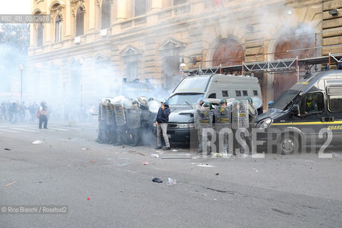 Rome October 19, 2013..Manifestation of Antagonistic Movements. Clashes in front of the Ministry of economy/Manifestazione dei Movimenti Antagonisti. Scontri davanti al Ministero dellEconomia..Photo: RINO BIANCHI ©Rino Bianchi/Rosebud2