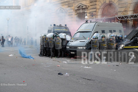 Rome October 19, 2013..Manifestation of Antagonistic Movements. Clashes in front of the Ministry of economy/Manifestazione dei Movimenti Antagonisti. Scontri davanti al Ministero dellEconomia..Photo: RINO BIANCHI ©Rino Bianchi/Rosebud2