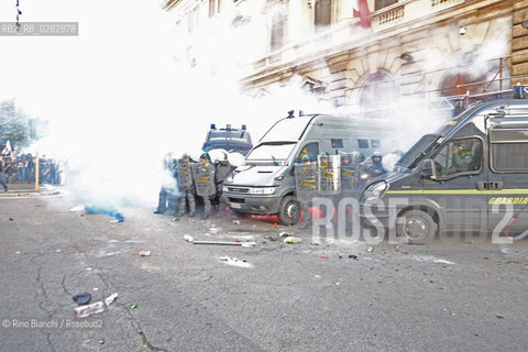 Rome October 19, 2013..Manifestation of Antagonistic Movements. Clashes in front of the Ministry of economy/Manifestazione dei Movimenti Antagonisti. Scontri davanti al Ministero dellEconomia..Photo: RINO BIANCHI ©Rino Bianchi/Rosebud2