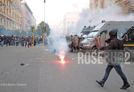 Rome October 19, 2013..Manifestation of Antagonistic Movements. Clashes in front of the Ministry of economy/Manifestazione dei Movimenti Antagonisti. Scontri davanti al Ministero dellEconomia..Photo: RINO BIANCHI ©Rino Bianchi/Rosebud2