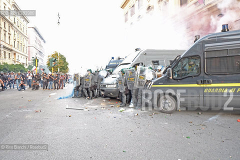 Rome October 19, 2013..Manifestation of Antagonistic Movements. Clashes in front of the Ministry of economy/Manifestazione dei Movimenti Antagonisti. Scontri davanti al Ministero dellEconomia..Photo: RINO BIANCHI ©Rino Bianchi/Rosebud2