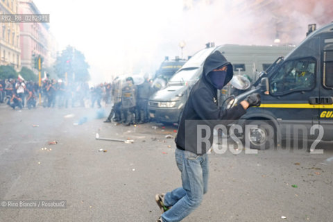 Rome October 19, 2013..Manifestation of Antagonistic Movements. Clashes in front of the Ministry of economy/Manifestazione dei Movimenti Antagonisti. Scontri davanti al Ministero dellEconomia..Photo: RINO BIANCHI ©Rino Bianchi/Rosebud2