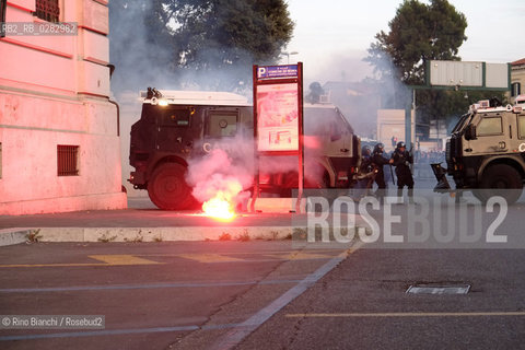 Rome October 19, 2013..Manifestation of Antagonistic Movements. Clashes in Piazza della Croce Rossa venue of Ferrovie dello Stato/Manifestazione dei Movimenti Antagonisti. Scontri in Piazza della Croce Rossa sede delle Ferrovie dello Stato..Photo: RINO BIANCHI ©Rino Bianchi/Rosebud2
