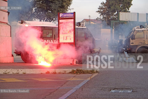 Rome October 19, 2013..Manifestation of Antagonistic Movements. Clashes in Piazza della Croce Rossa venue of Ferrovie dello Stato/Manifestazione dei Movimenti Antagonisti. Scontri in Piazza della Croce Rossa sede delle Ferrovie dello Stato..Photo: RINO BIANCHI ©Rino Bianchi/Rosebud2