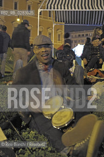 Rome October 18, 2013..A worker in Piazza San Giovanni after the event/Un operaio in Piazza San Giovanni dopo la manifestazione..Photo: RINO BIANCHI ©Rino Bianchi/Rosebud2