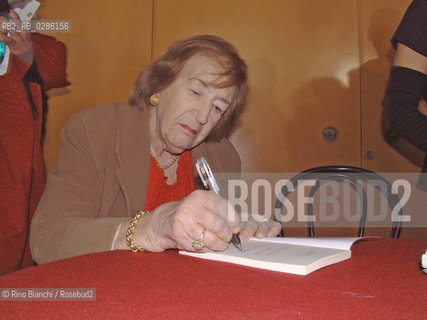 Rome december 5, 2009..Maria Luisa Spaziani, poet and essayist, scholar of French photographed while signing copies of his book/Maria Luisa Spaziani, poet and essayist, studiosa della lingua francese fotografata mentre firma le copie del suo libro..Photo: RINO BIANCHI ©Rino Bianchi/Rosebud2