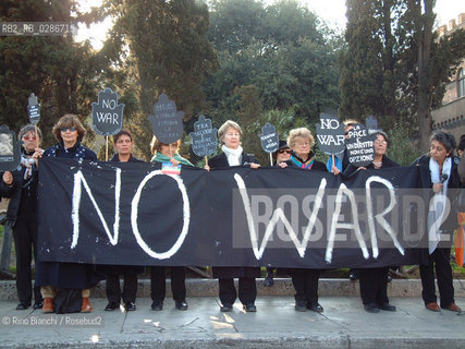 Roma 20 marzo 2003..Donne in nero contro la guerra manifestano a Roma.. ©Rino Bianchi/Rosebud2