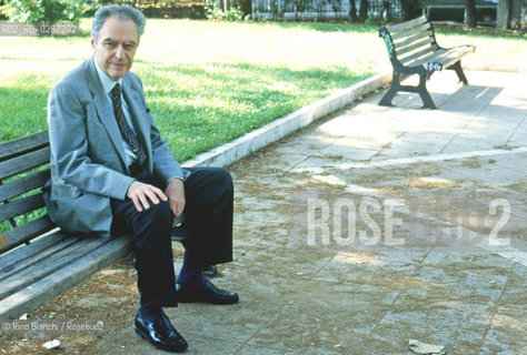 Rome Juin 23, 2000..Cesare Segre philologist, semiologist and Italian literary critic, photographed in Rome, is an Emeritus Professor of the University of Pavia, directs the Center for research on texts and textual traditions of the IUSS in Pavia, and Academia dei Lincei/Cesare Segre filologo, semiologo e critico letterario italiano, fotografato a Roma, è Professore Emerito dellUniversità di Pavia, dirige il Centro di Ricerca su Testi e tradizioni testuali dello IUSS di Pavia, ed è Accademico dei Lincei..Photo: RINO BIANCHI ©Rino Bianchi/Rosebud2