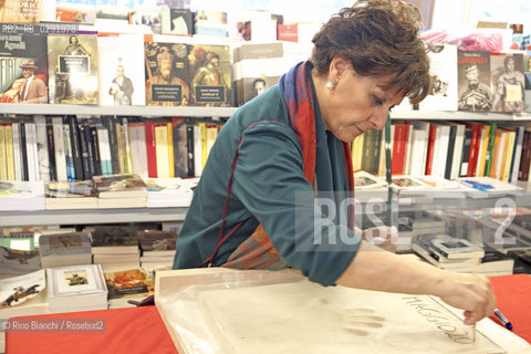 Rome May 19, 2014..Simonetta Agnello Hornby photographed in Rome, was born in Palermo and lives since 1972 in London, where the legal profession of minors and was for eight years part-time Chairman of the Special Educational Needs and Disability Tribunal. The Mennulara, his first novel, published by Feltrinelli in 2002 and translated around the world/Simonetta Agnello Hornby fotografata a Roma, è nata a Palermo e vive dal 1972 a Londra, dove svolge la professione di avvocato dei minori ed è stata per otto anni presidente part time dello Special Educational Needs and Disability Tribunal. La Mennulara, il suo primo romanzo, pubblicato da Feltrinelli nel 2002 e tradotto in tutto il mondo. .Photo: RINO BIANCHI ©Rino Bianchi/Rosebud2