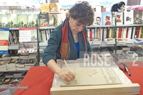 Rome May 19, 2014..Simonetta Agnello Hornby photographed in Rome, was born in Palermo and lives since 1972 in London, where the legal profession of minors and was for eight years part-time Chairman of the Special Educational Needs and Disability Tribunal. The Mennulara, his first novel, published by Feltrinelli in 2002 and translated around the world/Simonetta Agnello Hornby fotografata a Roma, è nata a Palermo e vive dal 1972 a Londra, dove svolge la professione di avvocato dei minori ed è stata per otto anni presidente part time dello Special Educational Needs and Disability Tribunal. La Mennulara, il suo primo romanzo, pubblicato da Feltrinelli nel 2002 e tradotto in tutto il mondo. .Photo: RINO BIANCHI ©Rino Bianchi/Rosebud2