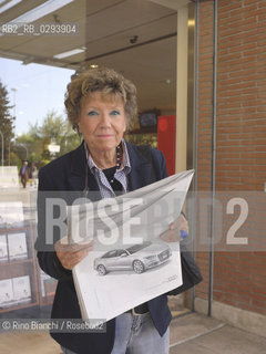 Rome April 3, 2011..Dacia Maraini, writer, journalist and playwright, photographed in Rome while reading the newspaper/Dacia Maraini, scrittrice, giornalista e drammaturga, fotografata a Roma durante la lettura del quotidiano..Photo: RINO BIANCHI ©Rino Bianchi/Rosebud2