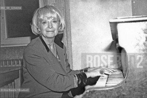 Roma 29 luglio 2009..Jaqueline Risset, francesista, poetessa, critica letteraria,  scrittrice e saggista, ritratta mentre suona il pianoforte a Villa Medici sede dellAcademie de France in Italia..Foto: Rino Bianchi ©Rino Bianchi/Rosebud2