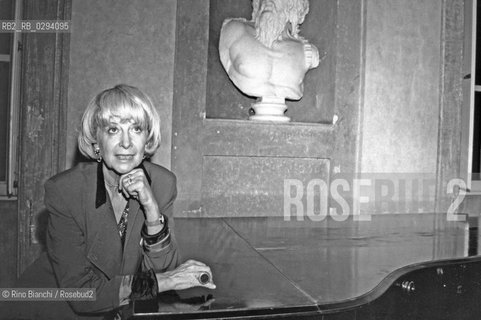 Roma 29 luglio 2009..Jaqueline Risset, francesista, poetessa, critica letteraria,  scrittrice e saggista, ritratta accanto al pianoforte a Villa Medici sede dellAcademie de France in Italia..Foto: Rino Bianchi ©Rino Bianchi/Rosebud2