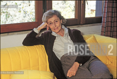 Rome, October 16 1994..ed at his home in Rome, writer, is part of the Generation of the Thirties, along with some of the best known names in Italian literature. Author of numerous novels, has also won literary awards/Rosetta Loy, fotografata a Roma nella sua abitazione, scrittrice, fa parte della Generazione degli anni trenta, insieme ad alcuni dei più conosciuti nomi della letteratura italiana. Autrice di numerosi romanzi, è anche vincitrice di premi letterari..Photo: RINO BIANCHI ©Rino Bianchi/Rosebud2