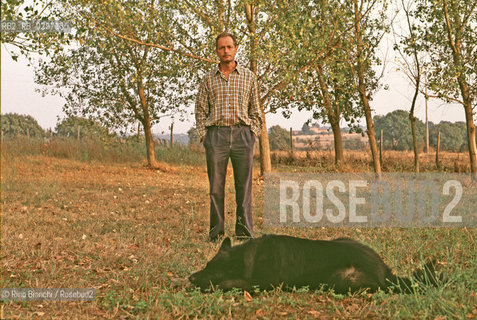 Roma 27 luglio 2004..Erri De Luca, ritratto nel giardino della sua abitazione nel 1993.Foto: Rino Bianchi ©Rino Bianchi/Rosebud2
