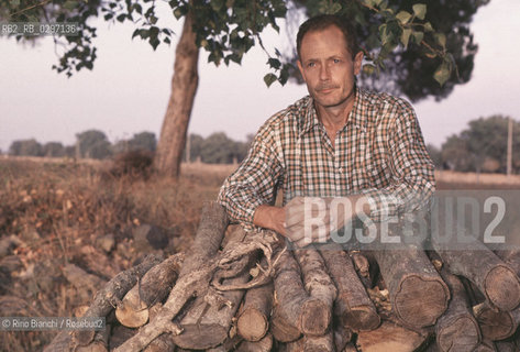 Roma 27 luglio 2004..Erri De Luca, ritratto nel giardino della sua abitazione nel 1993.Foto: Rino Bianchi ©Rino Bianchi/Rosebud2