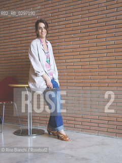 Roma 28 marzo 2010..Letizia Muratori, romana, trentadue anni, giornalista, si occupa di cinema. Il suo primo racconto, Saro e Sara, è stato pubblicato con molto successo nellantologia Ragazze che dovresti conoscere (Einaudi Stile libero Big 2004). Tu non centri  (Einaudi Stile libero Big 2006) è il suo primo romanzo, seguito da La vita in comune (Einaudi Stile libero Big 2007)..Nella foto: Letizia Muratori ritratta a Roma.. ©Rino Bianchi/Rosebud2