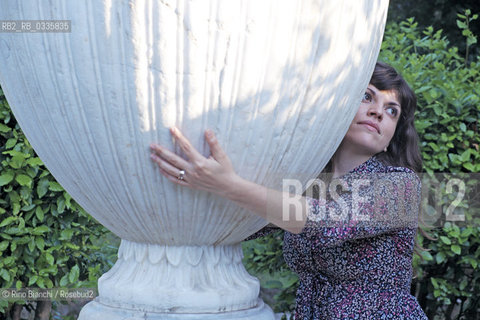 Rome May 25, 2015..Isabella Pedicini, historian, scholar of photography, blogger and writer, photographed in Rome in the park of Villa Celimontana. For the publishing house Contrasto published an essay titled Francesca Woodman. The Roman years between skin and film and for eitore Fazi Recipes humoral/Isabella Pedicini,  storica dellarte, studiosa della fotografia, blogger e scrittrice, fotografata a Roma nel parco di Villa Celimontana. Per la casa editrice Contrasto ha pubblicato un saggio dal titolo Francesca Woodman. Gli anni romani tra pelle e pellicola e per leitore Fazi Ricette umorali. .Photo: RINO BIANCHI ©Rino Bianchi/Rosebud2