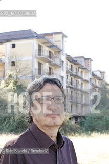 Manocalzati September 27, 2015..Enzo Rega, philosopher and essayist, photographed in front adopera unfinished project Portraits of the Sabbath/Enzo Rega, filosofo e saggista, fotografato davanti adopera incompiuta per il progetto Ritratti del Sabato.Photo: RINO BIANCHI ©Rino Bianchi/Rosebud2