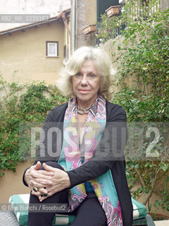 Rome October 12, 2010..Erica Jong, author, poet, essayist and educator US, portrayed in Rome on the terrace of the house of Angelo Bucarelli in Trastevere/Erica Jong, scrittrice, poetessa, saggista ed educatrice statunitense, ritratta a Roma sul terrazzo della casa di Angelo Bucarelli a Trastevere.Photo: RINO BIANCHI ©Rino Bianchi/Rosebud2