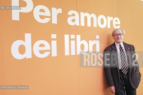 Rome December 4, 2015..Romano Montroni, photographed in Rome, bookseller, former Director of Libraries Feltrinelli. Teacher, works with Coop for the realization of the chain librerie.coop in some city centers and malls. In 2006 he published Sell soul. The profession of the bookseller (Yale University Press), which was translated into Spanish (Vender el alma. El oficio de librero, Libros sobre libros)/Romano Montroni, fotografato a Roma, libraio, ex direttore delle Librerie Feltrinelli. Docente, collabora con le Coop per la realizzazione della catena librerie.coop in alcuni centri cittadini e commerciali. Nel 2006 ha pubblicato Vendere lanima. Il mestiere del libraio (Laterza), che è stato tradotto in spagnolo (Vender el alma. El oficio de librero, Libros sobre libros)..Photo: RINO BIANCHI ©Rino Bianchi/Rosebud2