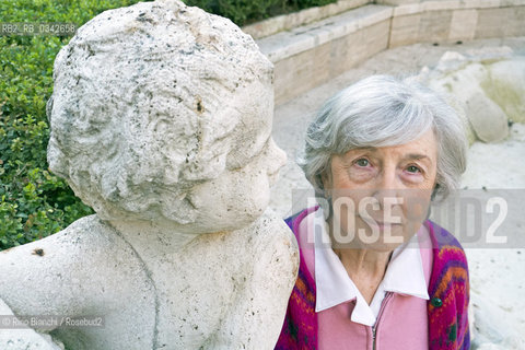 Rome December 17, 2015..Chiara Frugoni, photographed in Rome, in the garden of the Palace of Venice, historic, specialist of the Middle Ages and the history of the Church, author of many publications on St. Francis/Chiara Frugoni, fotografata a Roma, nel giardino del Palazzo di Venezia, storica, specialista del Medioevo e di storia della Chiesa, autrice di molte pubblicazioni su San Francesco. .Photo: RINO BIANCHI ©Rino Bianchi/Rosebud2