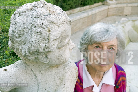 Rome December 17, 2015..Chiara Frugoni, photographed in Rome, in the garden of the Palace of Venice, historic, specialist of the Middle Ages and the history of the Church, author of many publications on St. Francis/Chiara Frugoni, fotografata a Roma, nel giardino del Palazzo di Venezia, storica, specialista del Medioevo e di storia della Chiesa, autrice di molte pubblicazioni su San Francesco. .Photo: RINO BIANCHI ©Rino Bianchi/Rosebud2