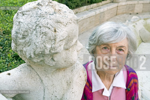 Rome December 17, 2015..Chiara Frugoni, photographed in Rome, in the garden of the Palace of Venice, historic, specialist of the Middle Ages and the history of the Church, author of many publications on St. Francis/Chiara Frugoni, fotografata a Roma, nel giardino del Palazzo di Venezia, storica, specialista del Medioevo e di storia della Chiesa, autrice di molte pubblicazioni su San Francesco. .Photo: RINO BIANCHI ©Rino Bianchi/Rosebud2