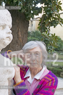 Rome December 17, 2015..Chiara Frugoni, photographed in Rome, in the garden of the Palace of Venice, historic, specialist of the Middle Ages and the history of the Church, author of many publications on St. Francis/Chiara Frugoni, fotografata a Roma, nel giardino del Palazzo di Venezia, storica, specialista del Medioevo e di storia della Chiesa, autrice di molte pubblicazioni su San Francesco. .Photo: RINO BIANCHI ©Rino Bianchi/Rosebud2