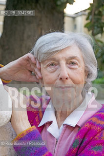 Rome December 17, 2015..Chiara Frugoni, photographed in Rome, in the garden of the Palace of Venice, historic, specialist of the Middle Ages and the history of the Church, author of many publications on St. Francis/Chiara Frugoni, fotografata a Roma, nel giardino del Palazzo di Venezia, storica, specialista del Medioevo e di storia della Chiesa, autrice di molte pubblicazioni su San Francesco. .Photo: RINO BIANCHI ©Rino Bianchi/Rosebud2