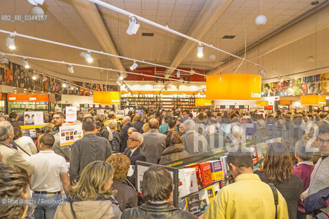 Rome March 31, 2016..Supporters of former mayor of Rome Ignazio Marino at the Feltrinelli bookshop in Rome/Sostenitori dellex sindaco di Roma Ignazio Marino alla libreria Feltrinelli di Roma..Photo: RINO BIANCHI ©Rino Bianchi/Rosebud2