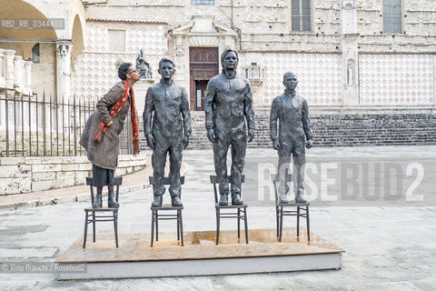 Perugia april 10, 2016..Igiaba Scego, writer and reporter, photographed in Perugia between Edward Snowden, Julian Assange and Chelsea Manning, three contemporary heroes that make up Anything to say? the monument built by David Dormino/Igiaba Scego, scrittrice e giornalista, fotografata a Perugia tra Edward Snowden, Julian Assange e Chelsea Manning, tre eroi contemporanei che compongono Anything to say? il monumento realizzato da Davide Dormino..Photo: RINO BIANCHI ©Rino Bianchi/Rosebud2