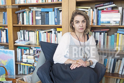 Rome April 15, 2016..Elena Stancanelli, writer, actress, journalist and president of the Association of Piccoli maestri, photographed at his home in Rome/Elena Stancanelli, scrittrice, attrice, giornalista e presidente dellAssociazione Piccoli maestri, fotografata a Roma nella sua abitazione..Photo: RINO BIANCHI ©Rino Bianchi/Rosebud2