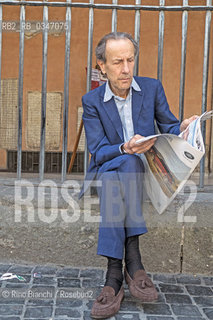 Rome June 22, 2016..Enzo Cucchi artist, painter and sculptor, a leading figure of the Italian Transvanguard photographed in Rome in Piazza San Lorenzo in Lucina/Enzo Cucchi artista, pittore e scultore,  esponenente di spicco della Transavanguardia italiana, fotografato a Roma in piazza S.Lorenzo in Lucina..Photo: RINO BIANCHI ©Rino Bianchi/Rosebud2